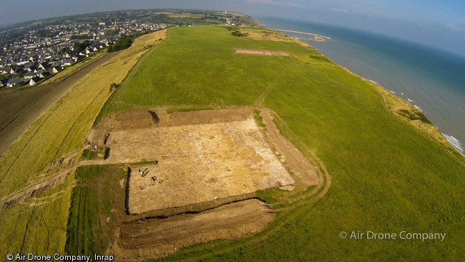 Vue g&eacute;n&eacute;rale du Mont Castel en cours de fouille, au premier plan &agrave; gauche le rempart en cours de nettoyage, &agrave; Port-en-Bessin (Calvados), 2014.