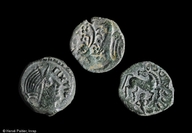 Petits Bronzes gaulois dat&eacute;s de la fin du Ier s. avant notre &egrave;re,&nbsp; et d&eacute;couverts au Mont Castel &agrave; Port-en-Bessin (Calvados), 2014.&nbsp;