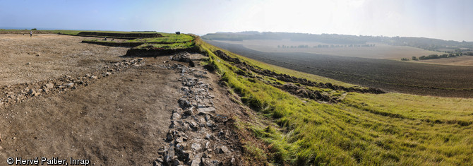 Vue du rempart romain de l'oppidum du Mont Castel &agrave; Port-en-Bessin (Calvados), 2014.