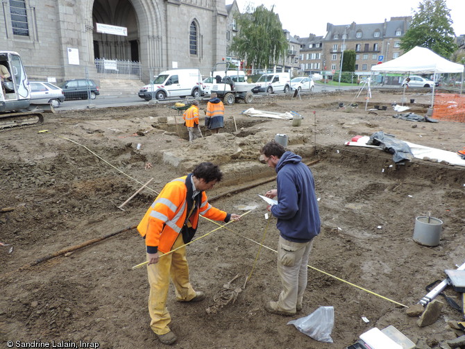 Vue du chantier de fouille de l'ancienne &eacute;glise Saint-Germain du XVIIIe si&egrave;cle d&eacute;truite en 1924, au pied de l'&eacute;glise actuelle &agrave; Flers (Orne), 2014.