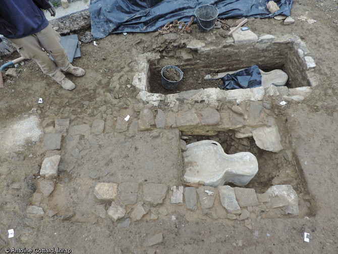 Vue des deux caveaux du XVIIIe si&egrave;cle d&eacute;couverts dans le choeur de l'ancienne &eacute;glise Saint-Germain, et contenant chacun un cercueil en plomb &agrave; Flers (Orne), 2014.