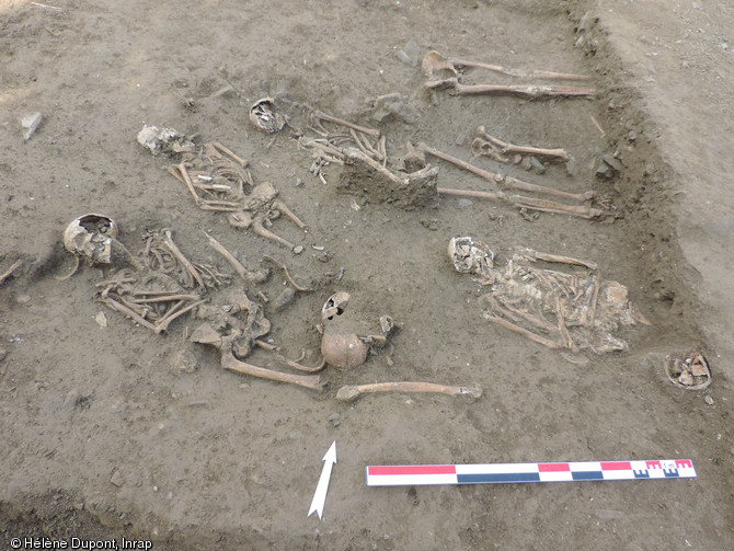 Groupe de s&eacute;pultures du cimeti&egrave;re paroissial ant&eacute;rieur &agrave; 1778, situ&eacute; au sud-ouest de la tour-porche de l'ancienne &eacute;glise Saint-Germain &agrave; Flers (Orne), 2014.