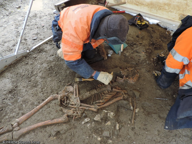 S&eacute;pulture du cimeti&egrave;re paroissial ant&eacute;rieur &agrave; 1778, situ&eacute; au sud-ouest de la tour-porche de l'ancienne &eacute;glise Saint-Germain &agrave; Flers (Orne), 2014.