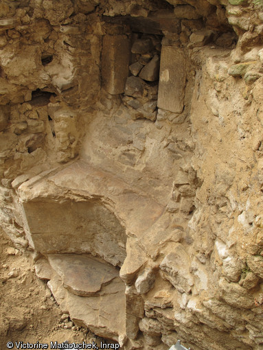 Vue d'ensemble d'un évier monumental, attribuable au XVIe ou XVIIe siècle et aménagé au travers du mur d'enceinte de la basse-cour de l'abbaye Saint-Pierre à Méobecq (Indre), 2013.