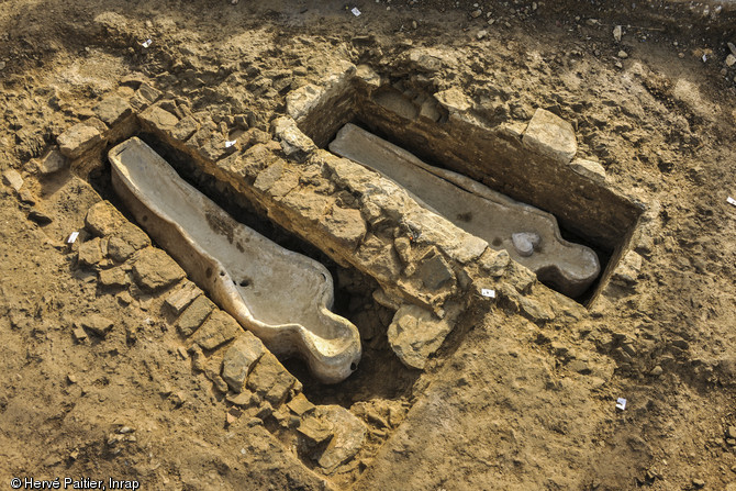 Vue des deux caveaux du XVIIIe si&egrave;cle,apr&egrave;s d&eacute;gagement du cercueil en plomb,&nbsp; d&eacute;couvert dans le choeur de l'ancienne &eacute;glise Saint-Germain&nbsp; &agrave; Flers (Orne), 2014.