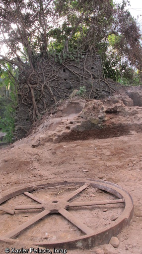 Vestiges de l'ancienne usine sucri&egrave;re du Domaine de Coconi en cours de fouille, au premier plan le volant d'un moulin &agrave; canne, &agrave; Ouangani (Mayotte)
