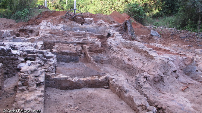 Vue g&eacute;n&eacute;rale de l'ancienne usine sucri&egrave;re du Domaine de Coconi avec &agrave; l'arri&egrave;re-plan le moulin &agrave; cannes, en cours de fouille &agrave; Ouangani (Mayotte).