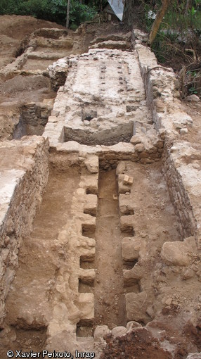 Foyer d'une chaudi&egrave;re de l'ancienne usine sucri&egrave;re du Domaine de Coconi, en cours de fouille &agrave; Ouangani (Mayotte).