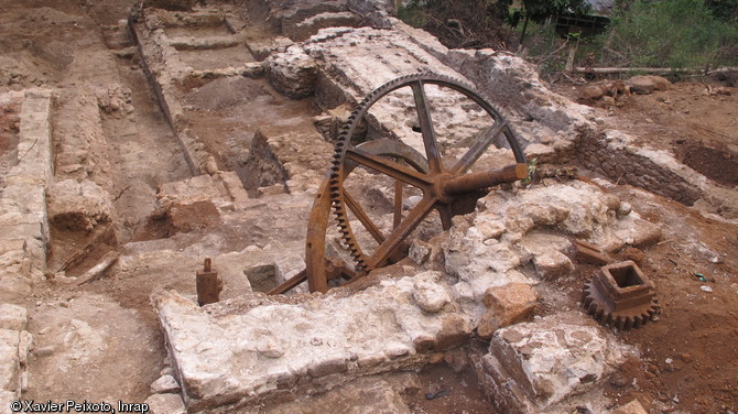 Vue g&eacute;n&eacute;rale de l'ancienne usine sucri&egrave;re du Domaine de Coconi avec au premier plan le moulin &agrave; cannes, en cours de fouille &agrave; Ouangani (Mayotte).