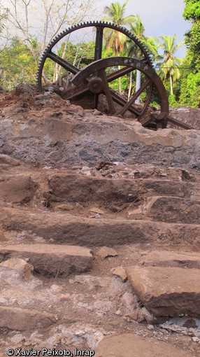 Vue g&eacute;n&eacute;rale de l'ancienne usine sucri&egrave;re du Domaine de Coconi avec &agrave; l'arri&egrave;re-plan le moulin &agrave; cannes, en cours de fouille &agrave; Ouangani (Mayotte).