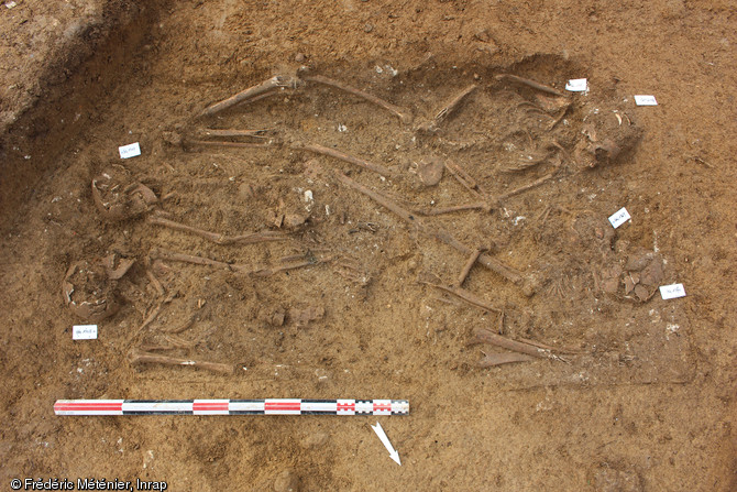 Vue d'ensemble de la s&eacute;pulture multiple 2094, en cours de d&eacute;gagement dans une n&eacute;cropole antique &agrave; Saintes (Charente-Maritime).  Dans cette s&eacute;pulture, qui se pr&eacute;sente sous une forme rectangulaire (environ 2 m&egrave;tres sur 1,30 m&egrave;tre) ont &eacute;t&eacute; d&eacute;pos&eacute;s cinq individus dont deux enfants et deux jeunes femmes.  