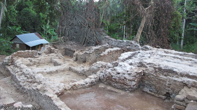 Vue g&eacute;n&eacute;rale de l'ancienne usine sucri&egrave;re du Domaine de Coconi, &agrave; gauche les cuves recueillant le sirop, en cours de fouille &agrave; Ouangani (Mayotte)