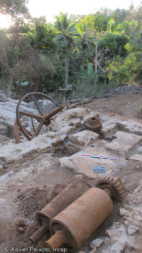 Vue de l'ancienne usine sucri&egrave;re du Domaine de Coconi, cylindre du moulin &agrave; cannes, en cours de fouille &agrave; Ouangani (Mayotte)