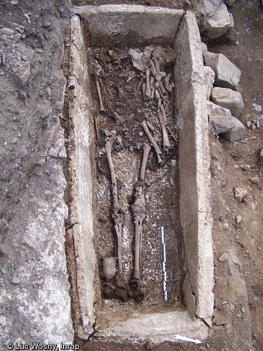 Sarcophage après ouverture. Un verre à pied a été placé entre la paroi et la jambe droite du dernier individu déposé.