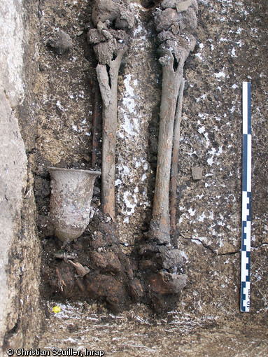 Vue rapprochée du verre à pied  in situ  sur le fond du sarcophage.