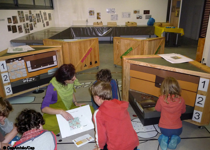 Atelier Stratigraphie r&eacute;alis&eacute; par Cap'Arch&eacute;o/Cap sciences et pr&eacute;sent&eacute; lors de l'exposition  les Gaulois d'Aquitaine  &agrave; l'Arch&eacute;op&ocirc;le, Universit&eacute; de Bordeaux Montaigne, 2011.