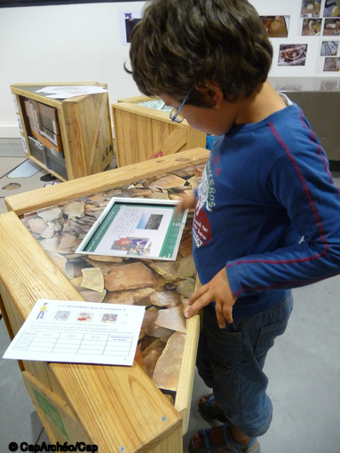 Atelier Stratigraphie r&eacute;alis&eacute; par Cap'Arch&eacute;o/Cap sciences et pr&eacute;sent&eacute; lors de l'exposition  les Gaulois d'Aquitaine  &agrave; l'Arch&eacute;op&ocirc;le, Universit&eacute; de Bordeaux Montaigne, 2011.