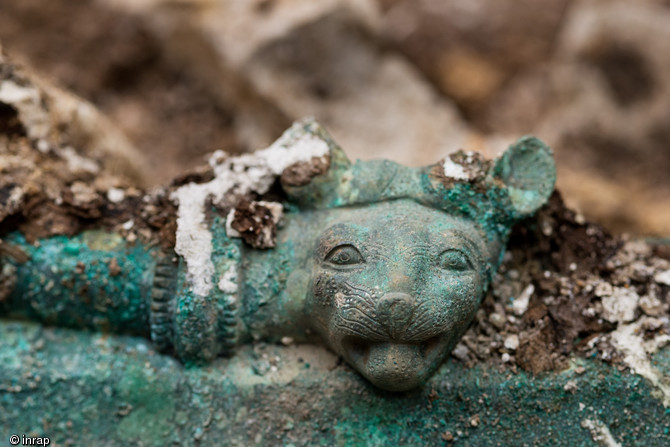 Détail de la tête de félin ornant l'ouverture d'un chaudron en bronze, provenant d'une tombe princière datée du début du Ve siècle avant notre ère, retrouvée dans un complexe funéraire monumental exceptionnel, mis au jour à Lavau (Aube), 2015. 