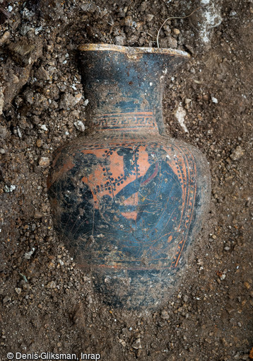 Cruche à vin grecque dont le décor représente Dionysos dans une scène de banquet.Cette céramique provient d'une tombe princière datée du début du Ve siècle avant notre ère, retrouvée dans un complexe funéraire monumental exceptionnel, mis au jour à Lavau (Aube), 2015.