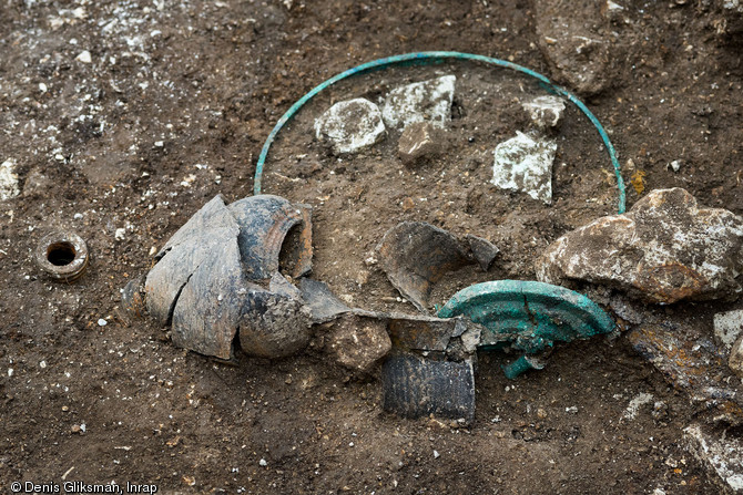 Dépôt funéraire comprenant de la vaisselle en bronze et en céramique, et une trace d'une poutre en bois effondrée. Il provient d'une tombe princière datée du début du Ve siècle avant notre ère, retrouvée dans un complexe funéraire monumental exceptionnel mis au jour à Lavau (Aube), 2015.