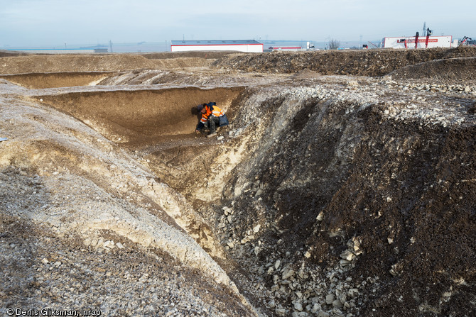 Fossé ceinturant un tumulus princier daté du début du Ve siècle avant notre ère, découvert dans un complexe funéraire monumental exceptionnel, mis au jour à Lavau (Aube), 2015.