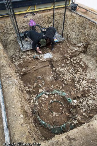 Fouille d'une tombe princière datée du début du Ve siècle avant notre ère, découverte dans un complexe funéraire monumental exceptionnel, à Lavau (Aube).