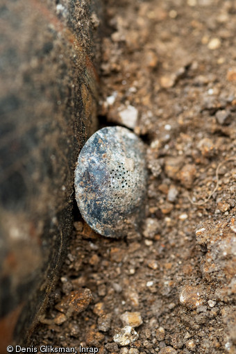 Cuillère en argent perforée provenant d'une tombe princière datée du début du Ve siècle avant notre ère, découverte dans un complexe funéraire monumental exceptionnel, mis au jour à Lavau (Aube), 2015.