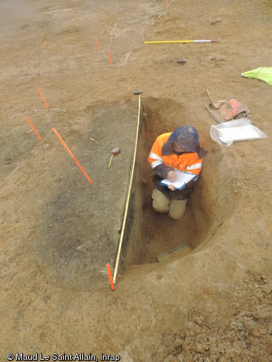 Fosse en cours de fouille sur le site de la période gauloise (IIe et Ier siècles avant notre ère) à Boufféré (Vendée), 2015.  Ce site témoigne d'une occupation résidentielle, peut-être une ferme.