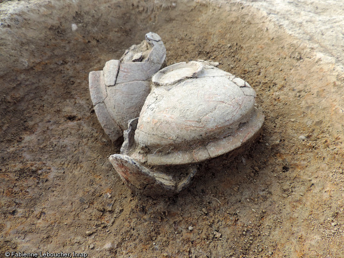 Dépôt de céramiques mis au jour dans une fosse à crémation sur le site de la période gauloise (IIe et Ier siècles avant notre ère) à Boufféré (Vendée), 2015.  Ce site témoigne d'une occupation résidentielle, peut-être une ferme.