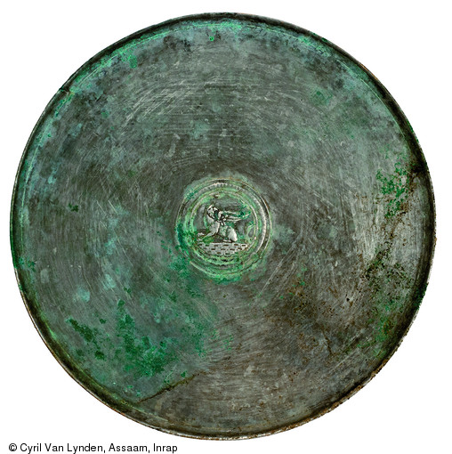 Plat en alliage cuivreux &eacute;tam&eacute; orn&eacute; au centre d'un m&eacute;daillon repr&eacute;sentant un griffon. Pi&egrave;ce d'un service &agrave; vin du IIIe si&egrave;cle de notre &egrave;re, d&eacute;couvert sur le site d'Argentomagus &agrave; Saint-Marcel (Indre), 2013. 