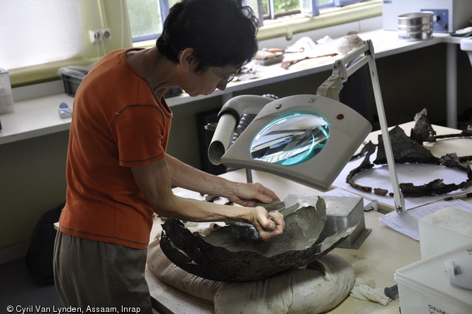 Nettoyage et encolage du mobilier issu du d&eacute;p&ocirc;t de vaisselle dont un service &agrave; vin du IIIe si&egrave;cle de notre &egrave;re, sur le site d'Argentomagus &agrave; Saint-Marcel (Indre), 2013.