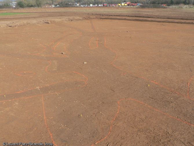 L'angle nord-ouest de l'enclos d'habitat et le réseau de fossé parcellaire rayonnant, de la ferme de la fin de la période gauloise (IIe et 1er siècle avant notre ère) à Valognes (Manche), 2015.