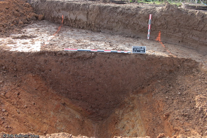 Détail en coupe de la morphologie et du remplissage du fossé d'enclos de la ferme de la fin de la période gauloise (IIe et 1er siècle avant notre ère) à Valognes (Manche), 2015.