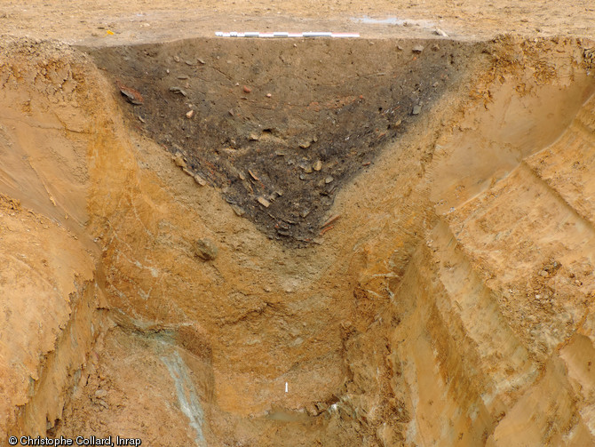 Puits coupé mécaniquement de la période gauloise (IIe-Ier siècle avant notre ère) sur le site de Boufféré (Vendée), 2015.  Ce site témoigne d'une occupation résidentielle, peut-être une ferme. 