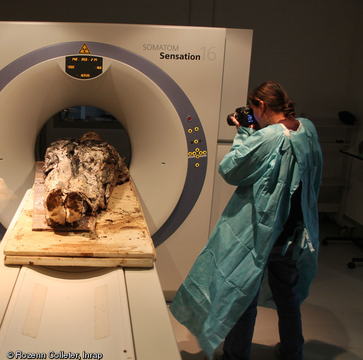 Scanner d'un corps exceptionnellement bien conservé découvert dans un cercueil de plomb mis au jour au couvent des Jacobins, à Rennes (Ille-et-Vilaine), 2015.  Un premier scanner du corps entier habillé est réalisé (ImagET, Mordelles, 35) pour évaluer le degré de conservation des tissus organiques, non visibles sous les habits.