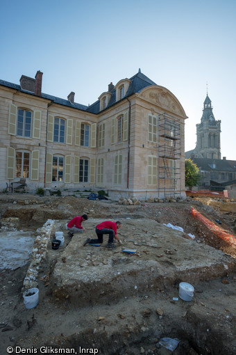 Vestiges du manoir (XIIIe-XIVe s.) sous l'hôtel seigneurial du XVIIIe (actuelle mairie) à Viarmes (Val-d'Oise), 2013.